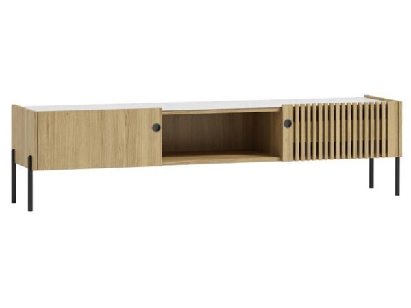 Wisząca szafka RTV w kolorze jasnego drewna z czarną listwą dekoracyjną.