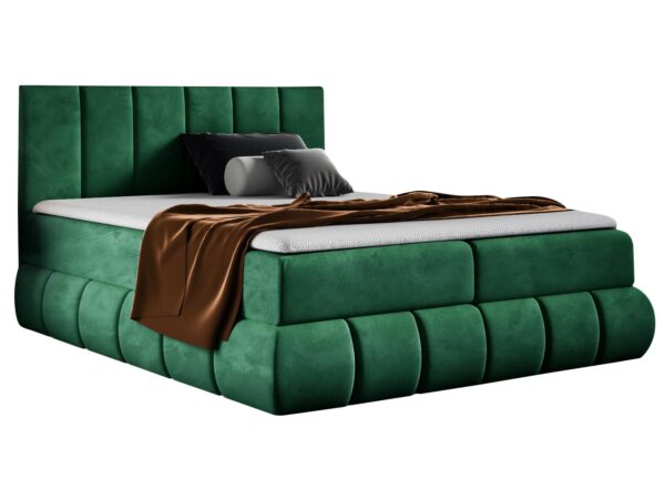 Zielone łóżko z grubym zagłówkiem i kontrastową narzutą w stylu modern classic