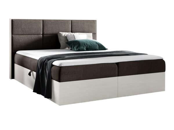 Brązowe łóżko z jasną ramą i miękkimi poduchami dekoracyjnymi