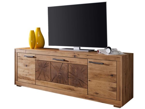 Widok z boku na szafkę RTV z drewnianymi frontami – ekspozycja mebla