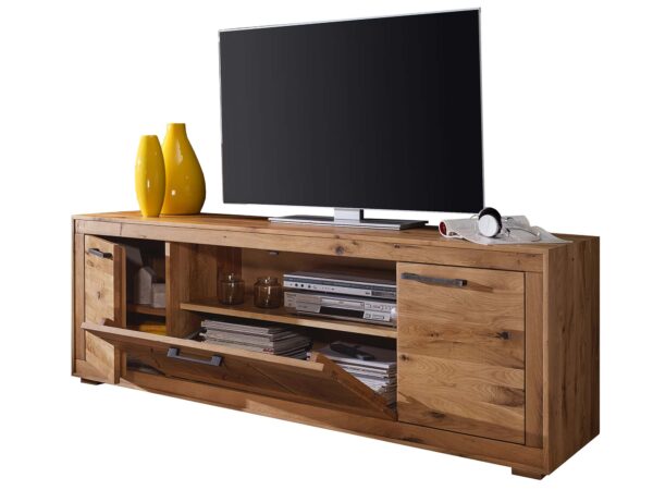 Telewizor na komodzie z frezowanym dekorem – naturalny styl