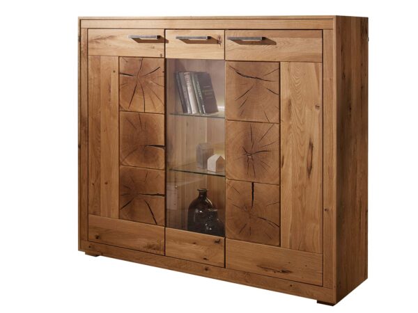 Zbliżenie na przeszklone drzwiczki witryny i czarny uchwyt – detal wykończeniowy