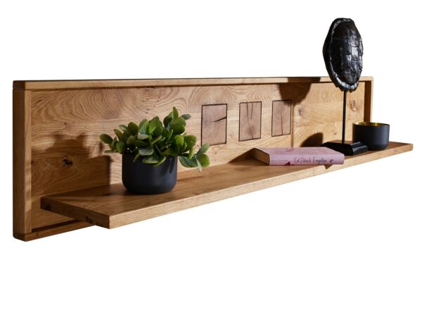 Drewniana półka z czarną lampą ścienną i grafiką – styl industrialny