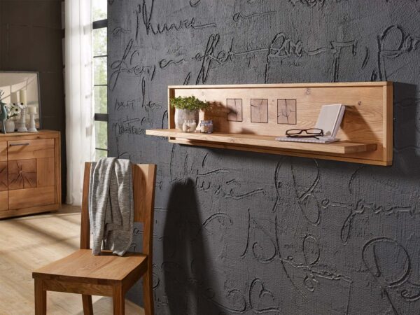 Pokój z drewnianą półką na betonowej ścianie – styl loft