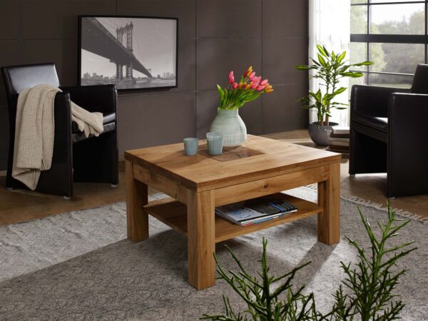 Niski stół drewniany z ozdobną rośliną – mebel ekspozycyjny