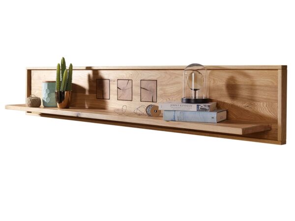 Drewniana półka nad zlewem z ramkami i rośliną – detal kuchenny