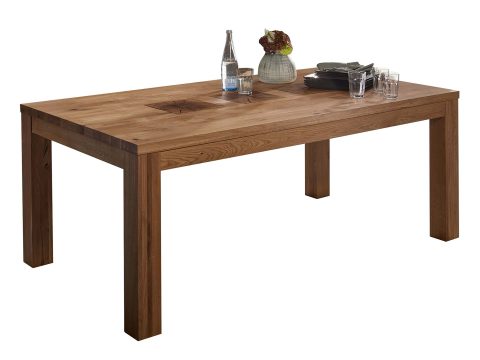 Drewniany stół z wyraźnym usłojeniem – detal rustykalny