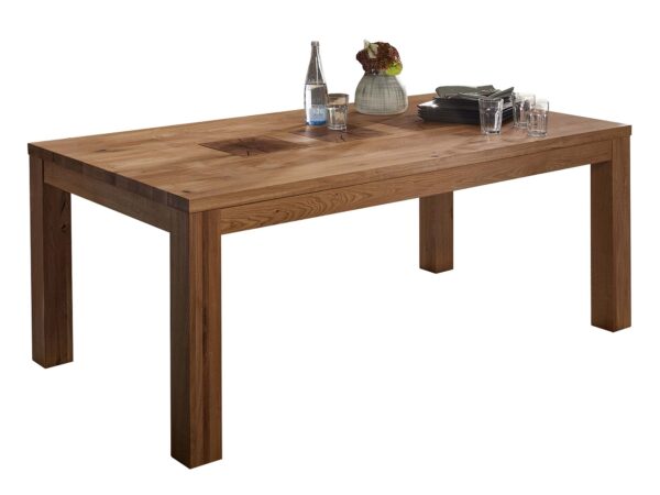 Drewniany stół z wyraźnym usłojeniem – detal rustykalny