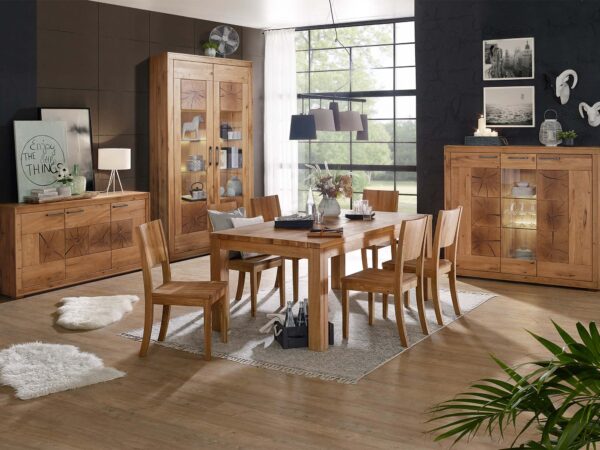 Stół z litego drewna z krzesłami – klasyczna jadalnia