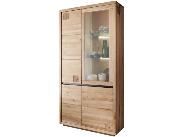 Witryna z oświetleniem i dekoracjami – elegancki wystrój wnętrza na białym tle