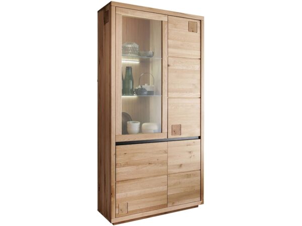 Witryna z oświetleniem i dekoracjami – elegancki wystrój wnętrza