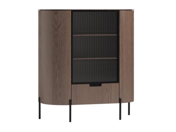 Zaokrąglona witryna w kolorze orzechowym z czarnym przeszkleniem.