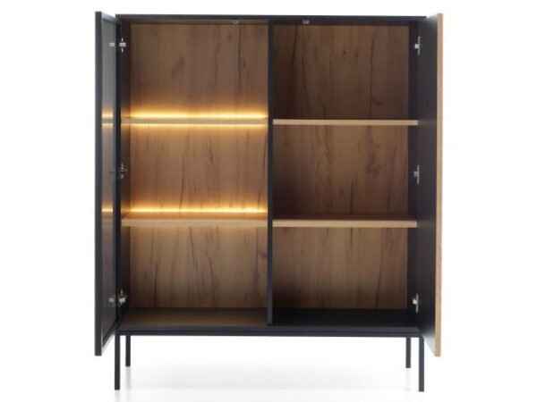 Wnętrze mebla z oświetleniem LED i dwoma półkami – widok bez frontu