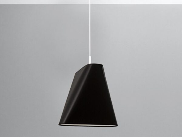 Nowoczesna czarna lampa wisząca stożkowa na tle szarej ściany