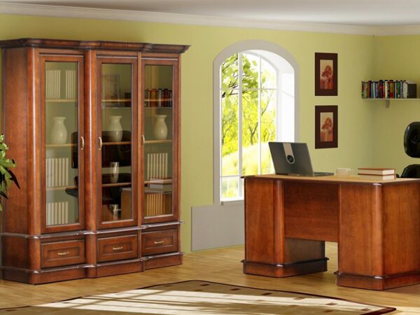 Gabinet domowy z meblami w stylu kolonialnym i jasnym biurkiem