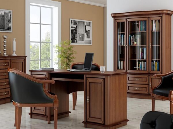 Gabinet z biurkiem, fotelami i biblioteczką przy oknie