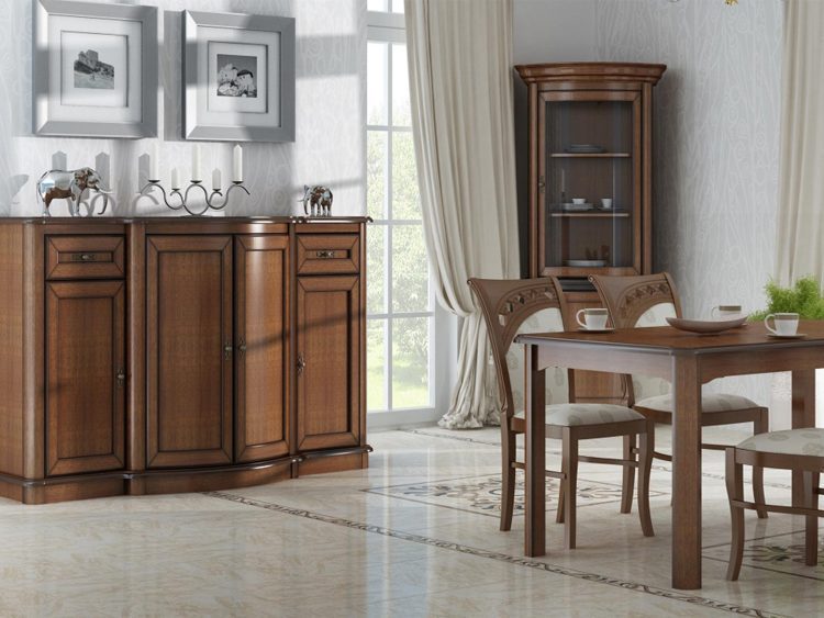 Jasne wnętrze jadalni z witryną i krzesłami w stylu retro