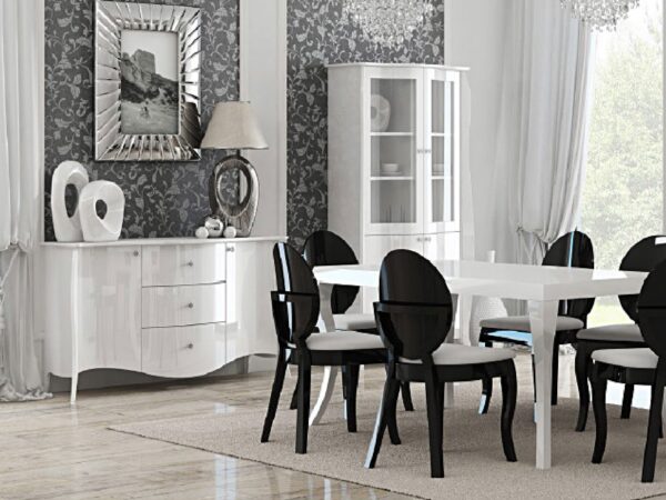 Elegancka jadalnia z białą komodą i ciemną ścianą w stylu glamour