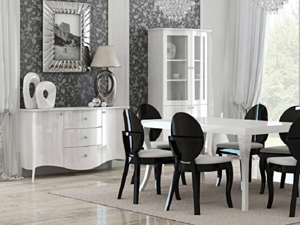 Stylowy kredens drewniany z czarnym okrągłym stołem i krzesłami