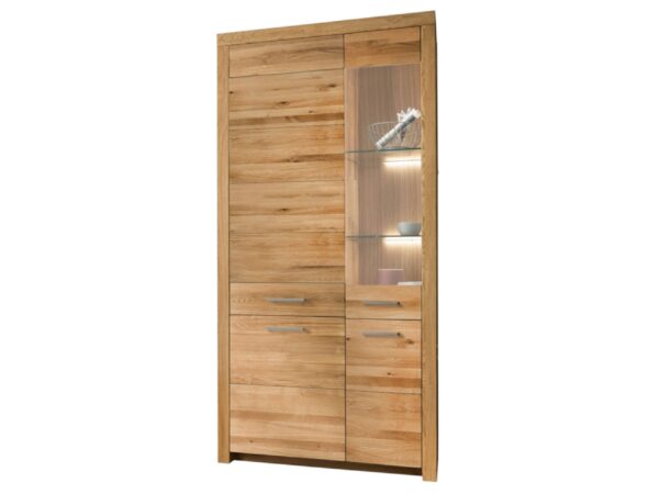 Wysoka witryna z wąskim przeszkleniem – nowoczesny styl