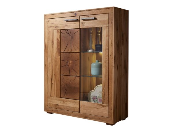 Przeszklona witryna z drewnianym dekorem i ekspozycją – styl rustykalny