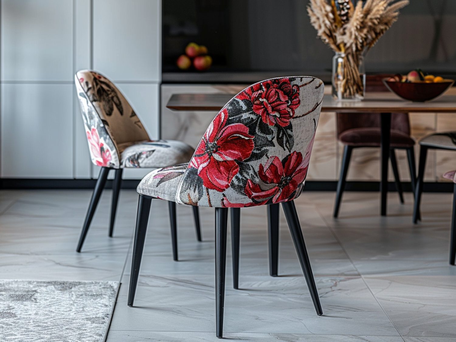 Krzesła z kolorową tapicerką kwiatową w stylu glamour