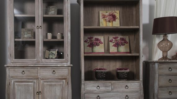 miniaturka Kredens z bielonego drewna paulowni na giętych nóżkach – Viva