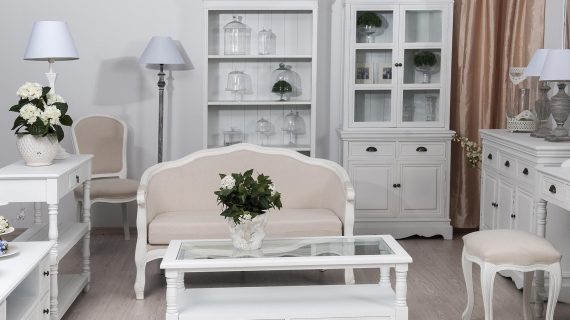 miniaturka Komoda klasyczna z rzeźbieniami i metalowymi uchwytami – Latina