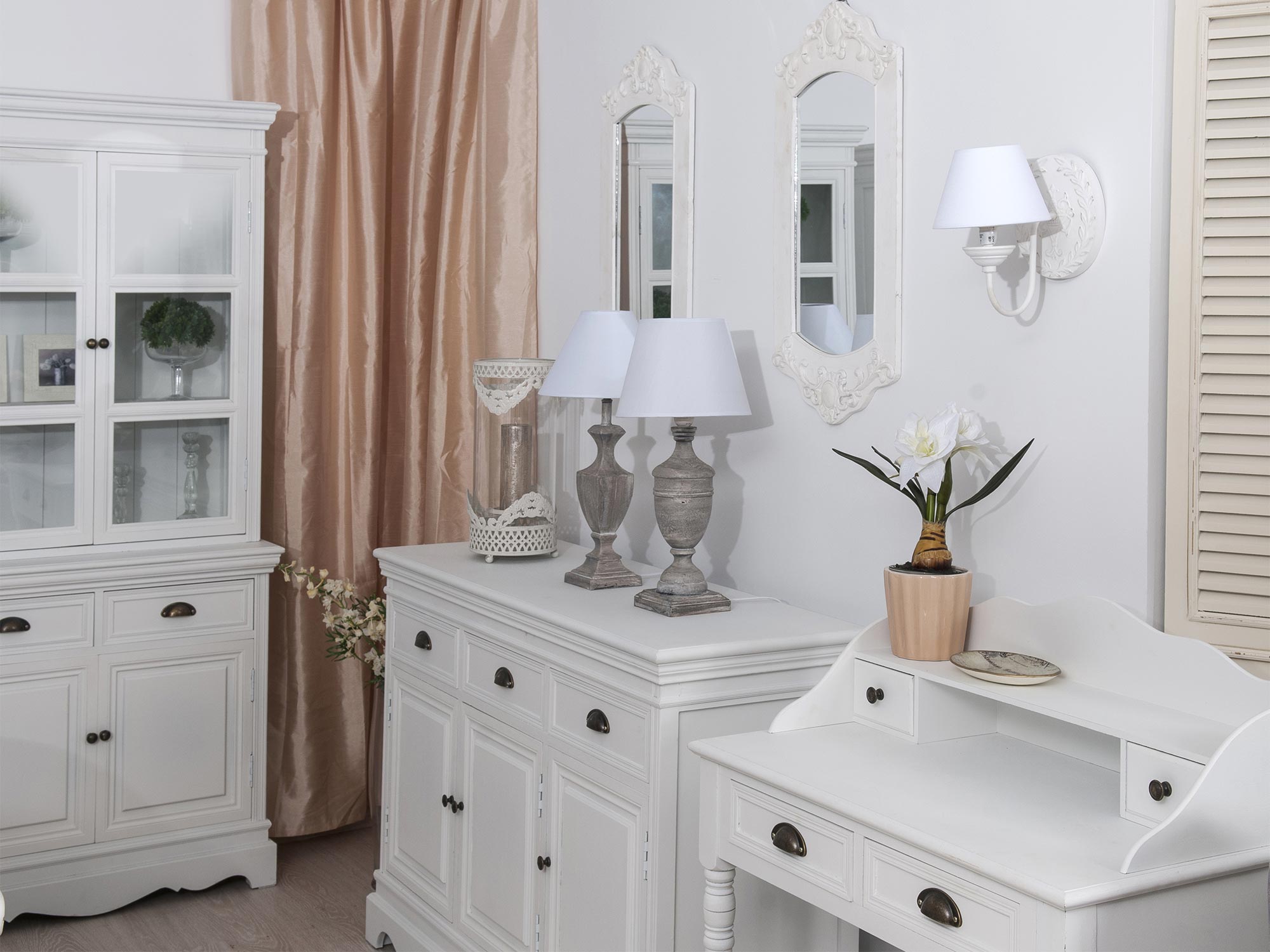 Komoda z frontami szuflad i ozdobnym cokołem shabby chic Komoda z frontami szuflad i ozdobnym cokołem shabby chic