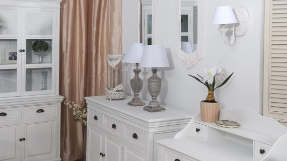 miniaturka Komoda klasyczna z rzeźbieniami i metalowymi uchwytami – Latina