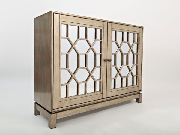 Komoda beżowa z lustrzanymi drzwiami w geometryczny wzór i drewnianym blatem
