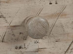 miniaturka Kremowa Szafka Nocna USB Przetarcia – Avola