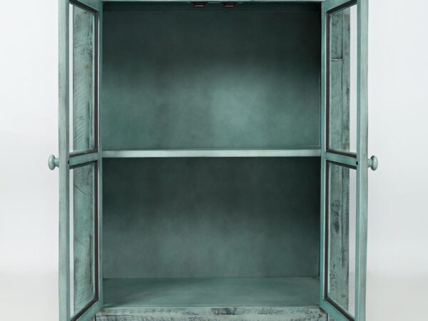 Witryna drewniana w kolorze zielonym z otwartymi drzwiami, widok wnętrza
