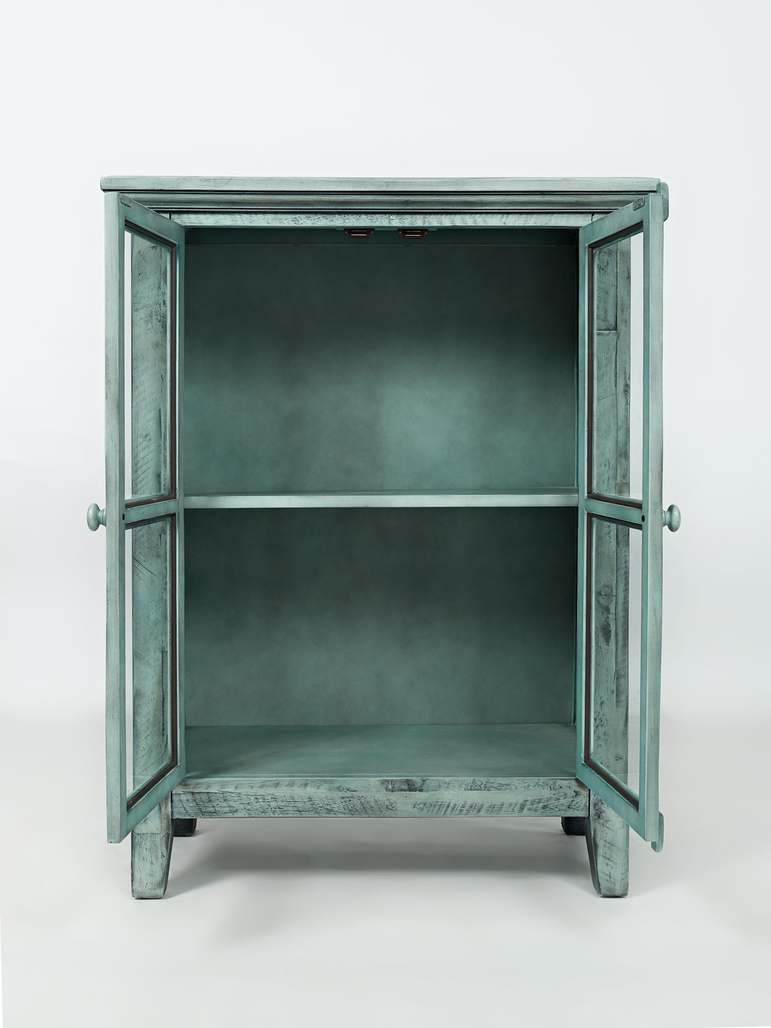 Witryna drewniana w kolorze zielonym z otwartymi drzwiami, widok wnętrza Witryna drewniana w kolorze zielonym z otwartymi drzwiami, widok wnętrza