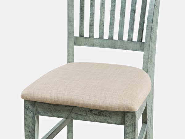 Drewniane krzesło w kolorze zielonym z tapicerowanym, jasnym siedziskiem, widok frontalny
