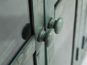 miniaturka Rustykalna Komoda Turkusowa z Przeszklonymi Drzwiami – Avola