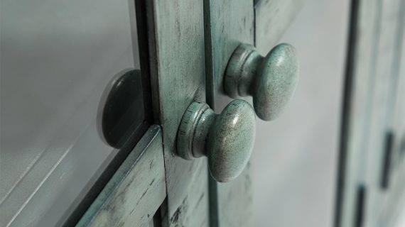 miniaturka Rustykalna Komoda Turkusowa z Przeszklonymi Drzwiami – Avola