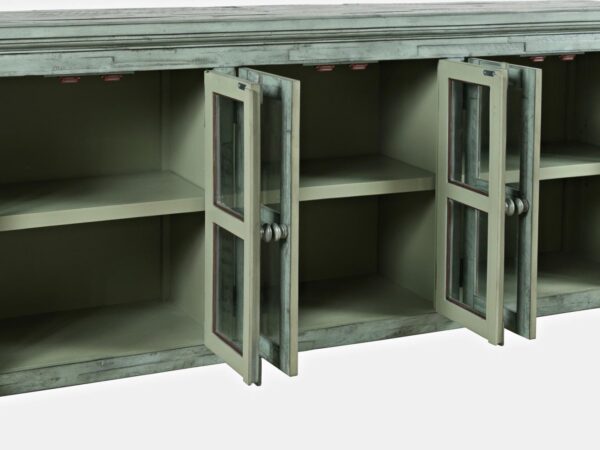 Aranżacja wnętrza z długą komodą miętową w stylu vintage