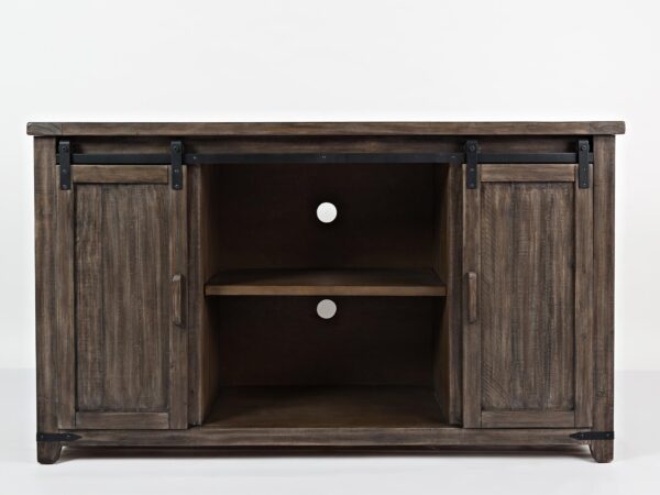 Kredens kuchenny w stylu farmhouse z białymi frontami i czarnym blatem