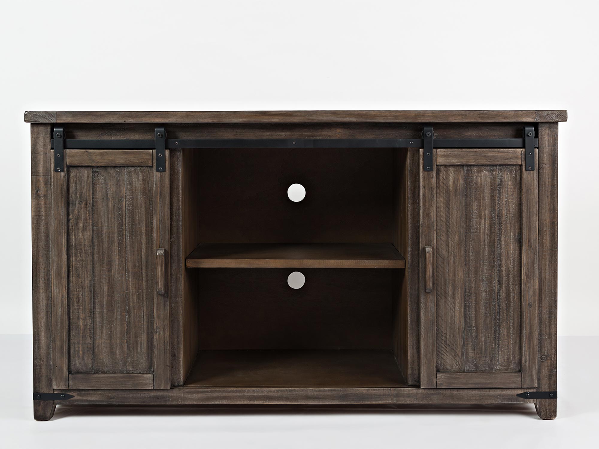 Wnętrze kredensu w ciemnym drewnie z półkami i otworami na przewody Wnętrze kredensu w ciemnym drewnie z półkami i otworami na przewody