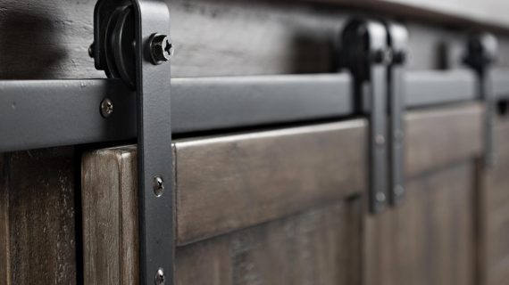 miniaturka Rustykalna Komoda Ciemnobrązowa Drzwi Barn Doors – Avola