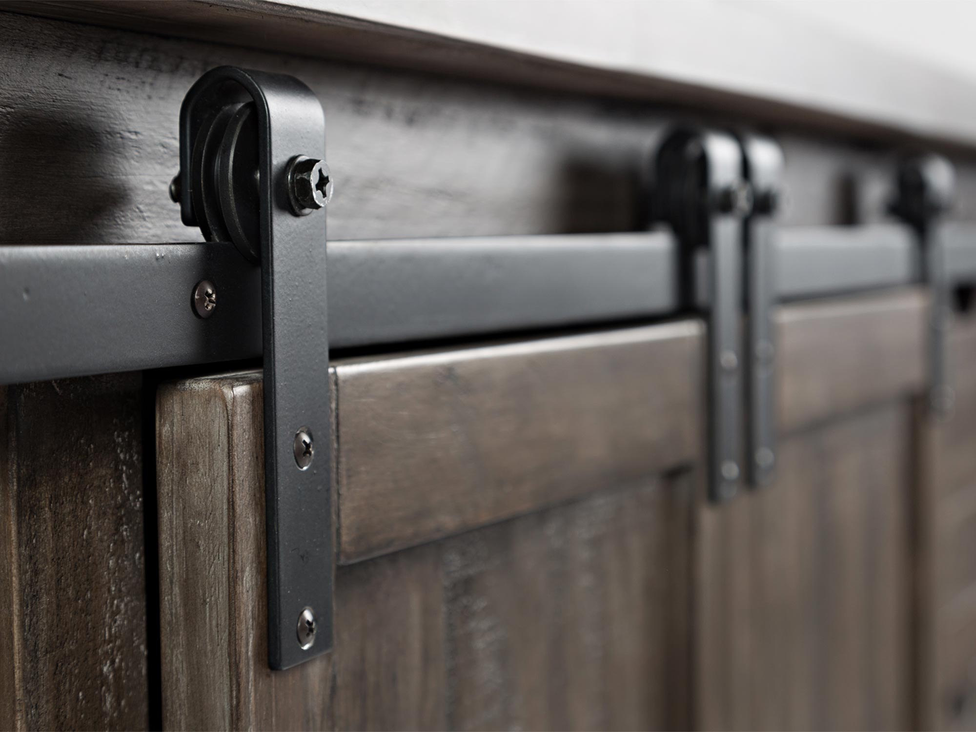 Zbliżenie na mechanizm czarnej metalowej prowadnicy drzwi przesuwnych w kredensie Zbliżenie na mechanizm czarnej metalowej prowadnicy drzwi przesuwnych w kredensie