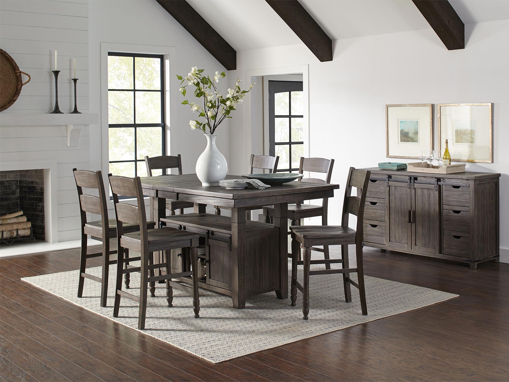 Rustykalna komoda sosnowa w aranżacji jadalni Rustykalna komoda sosnowa w aranżacji jadalni