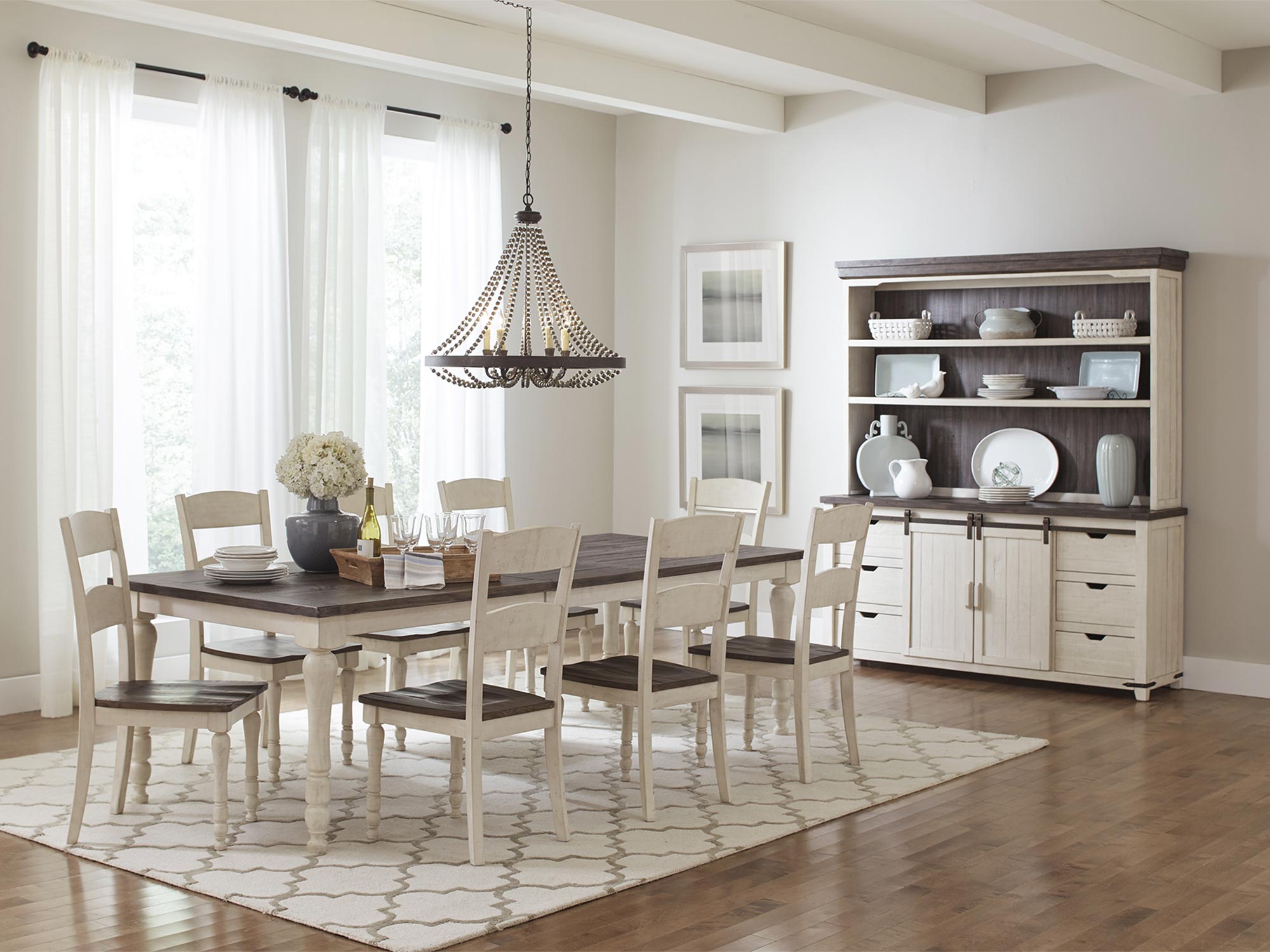 Aranżacja jadalni w stylu rustykalnym z kredensem i dużym stołem Aranżacja jadalni w stylu rustykalnym z kredensem i dużym stołem