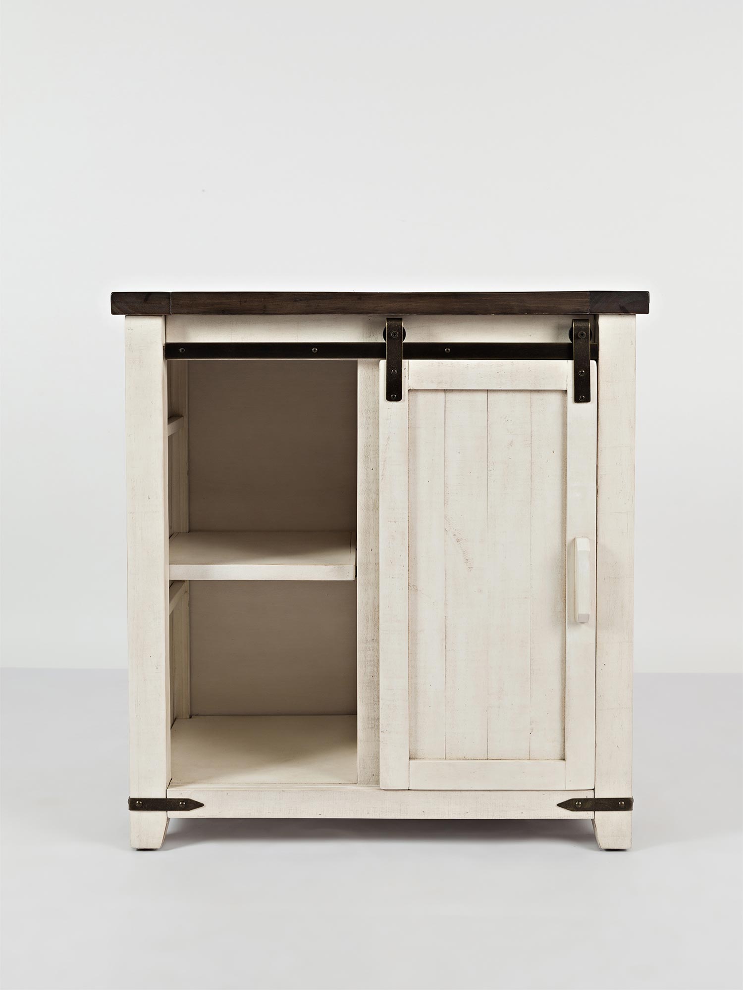 Wnętrze kredensu z półkami i drzwiami przesuwnymi w stylu farmhouse Wnętrze kredensu z półkami i drzwiami przesuwnymi w stylu farmhouse