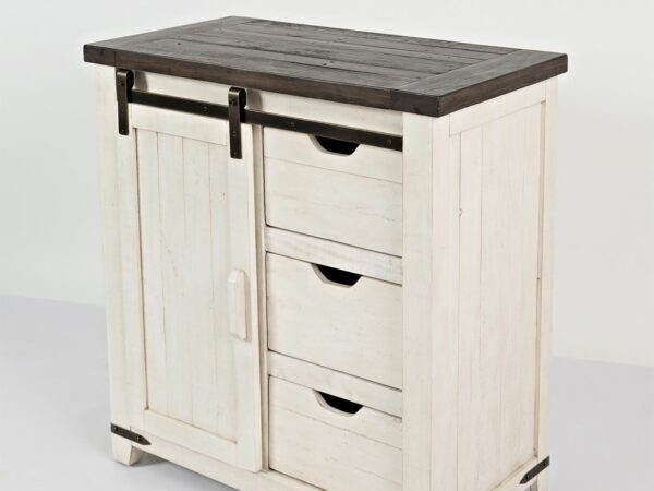 Kredens kuchenny w stylu rustykalnym z trzema szufladami i półkami