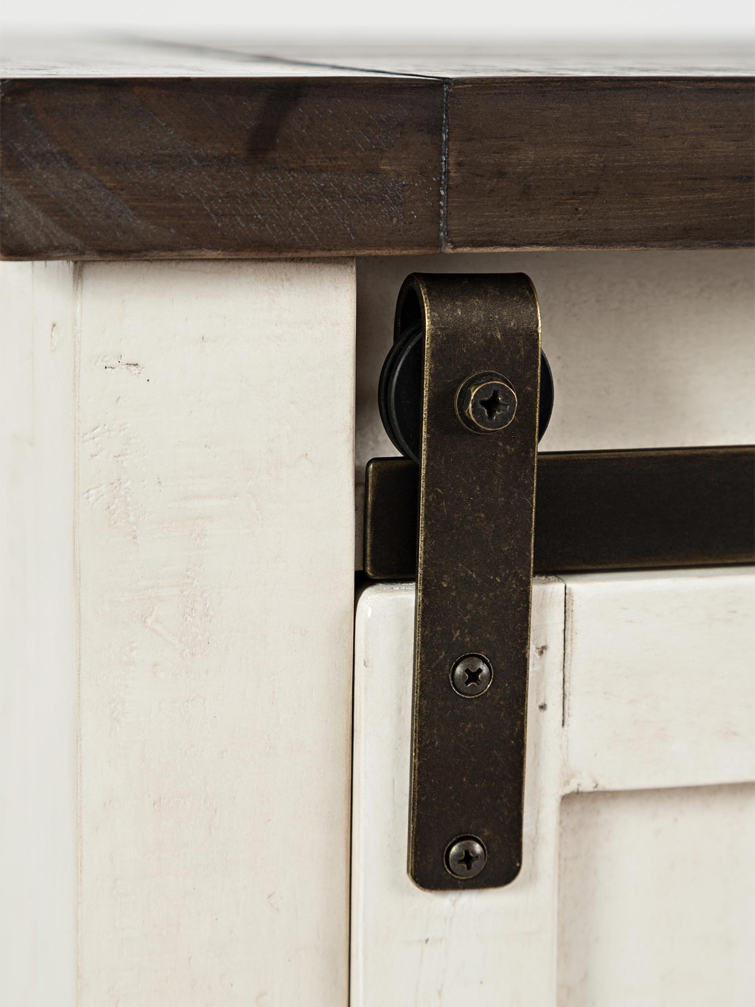 Zbliżenie na prowadnicę drzwi w kredensie w stylu industrialnym Zbliżenie na prowadnicę drzwi w kredensie w stylu industrialnym