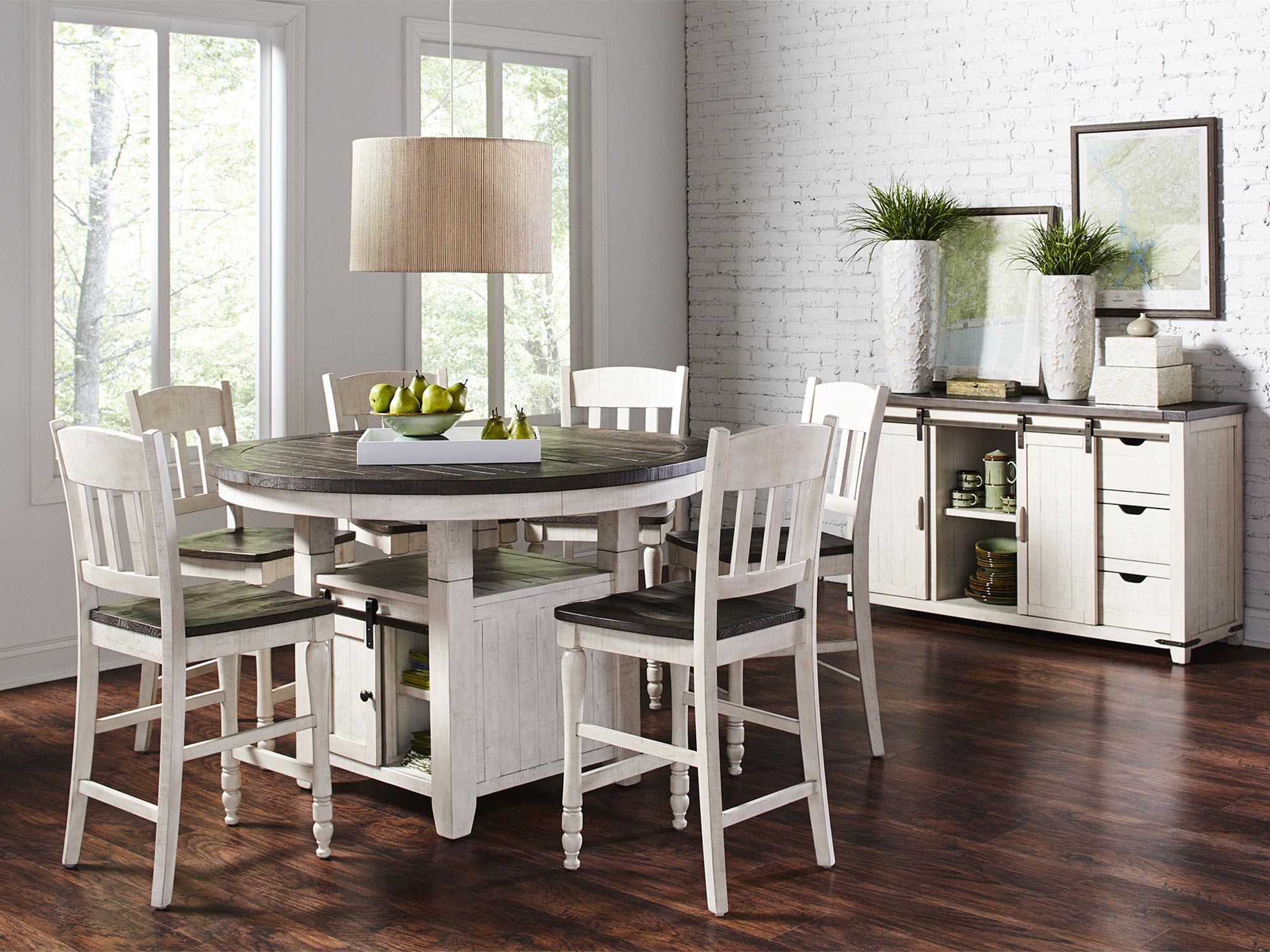 Aranżacja jadalni w stylu rustykalnym z okrągłym stołem i białymi krzesłami Aranżacja jadalni w stylu rustykalnym z okrągłym stołem i białymi krzesłami