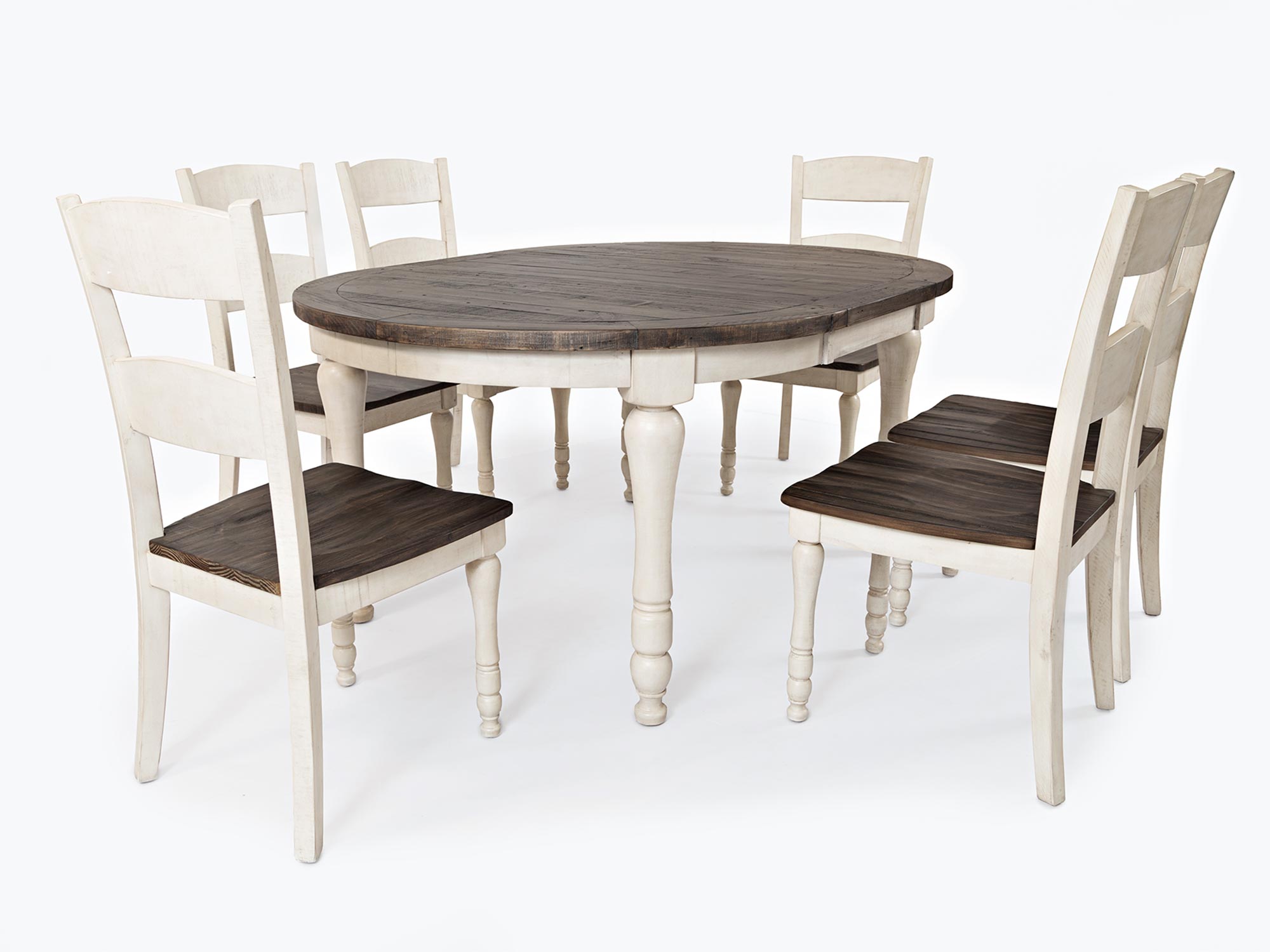 Aranżacja jadalni w stylu farmhouse ze stołem owalnym i kompletem krzeseł