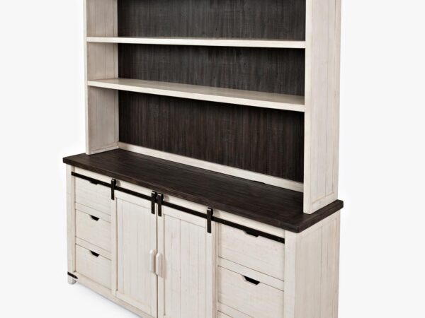 Kredens kuchenny w stylu prowansalskim z bielonymi frontami i ciemnym blatem